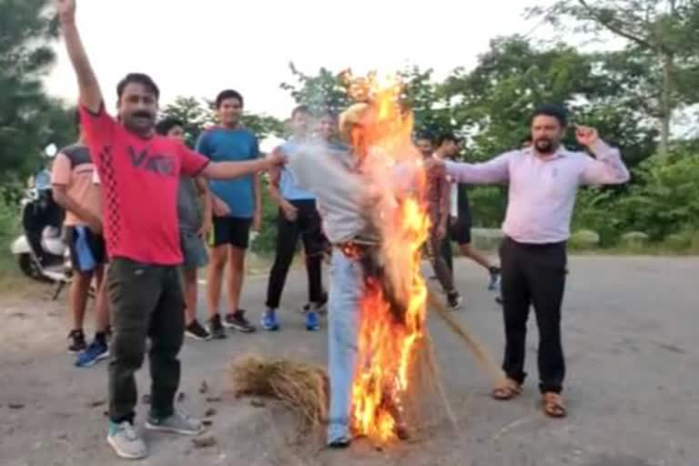 bjp burnt effigy of congress