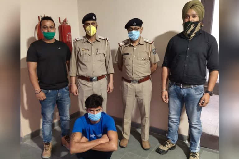 police arrested accused of cheating from UP