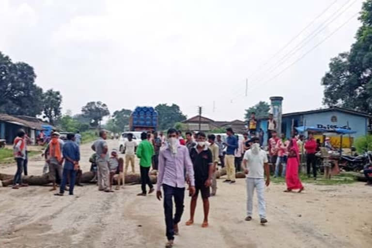 Villagers jammed Ambikapur-Banaras State Highway