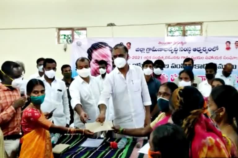 harish rao distribute cheques for women self help groups in dubbaka