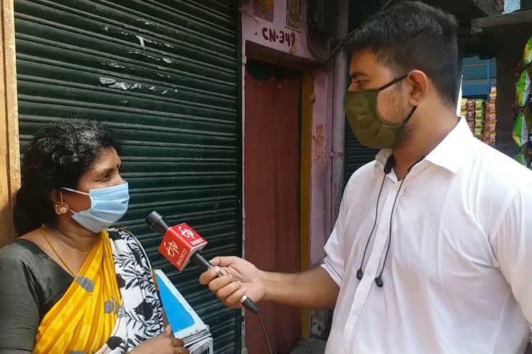 A slum dweller interacts with ETV Bharat