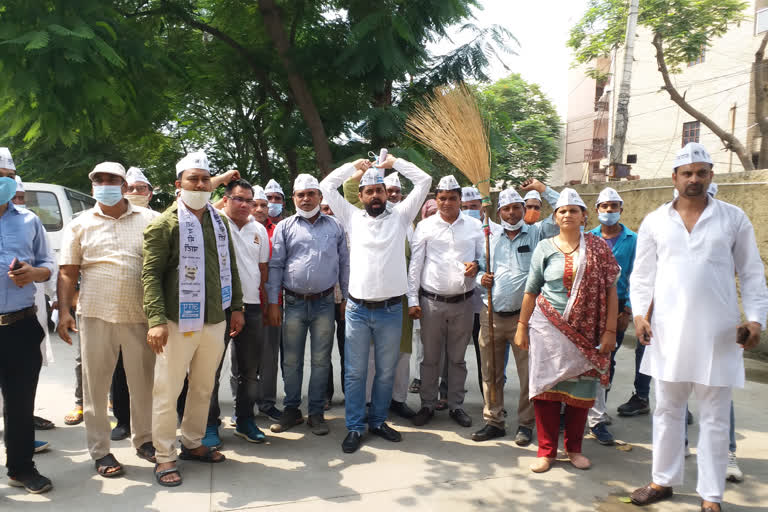 Police detained AAP workers protesting against farmers bill in Noida