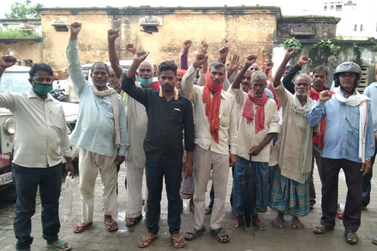 villagers made serious allegation against administration officers in kushinagar