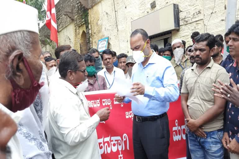 Vijayapura civil workers protest