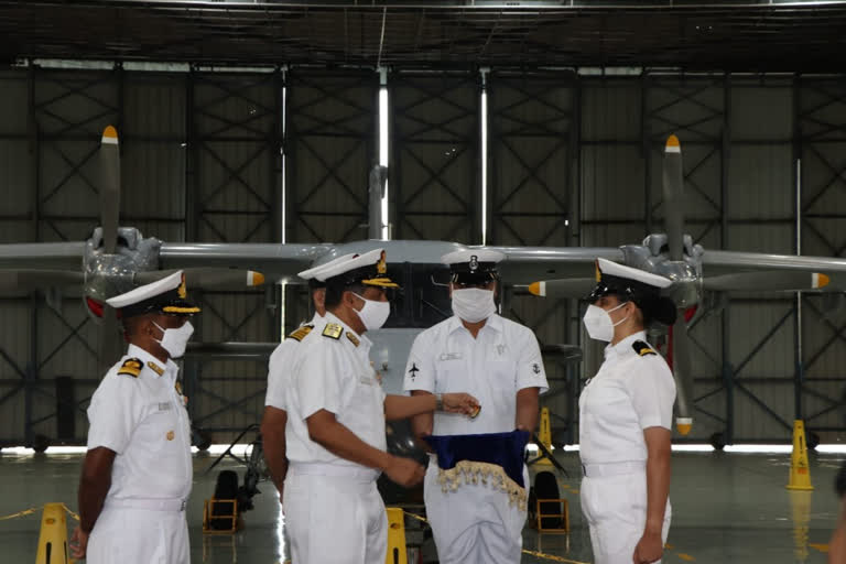 in-historic-first-two-women-officers-to-operate-helicopters-from-warships