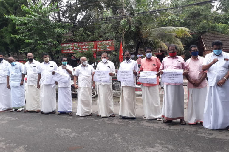 LDF protests in Alappuzha against the Agriculture Bill  LDF protests in Alappuzha  LDF protests against the Agriculture Bill  Agriculture Bill protests  കാർഷിക ബില്ലിനെതിതിരെ ആലപ്പുഴയിൽ എൽഡിഎഫ് പ്രതിഷേധം  ആലപ്പുഴയിൽ ഇടതുപക്ഷ പ്രതിഷേധം  കാർഷിക ബില്ലിനെതിരെ ഇടത് പ്രതിഷേധം