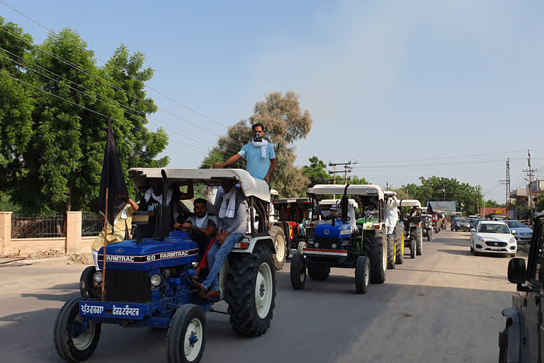 Farmers protest against agricultural law by tying black cloth on their tractors