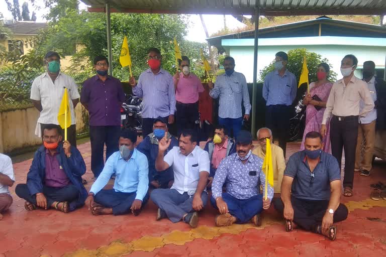 protest-to-make-sirsi-district-in-front-of-speaker-office