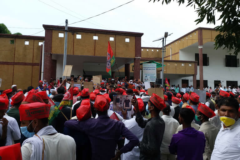 samajwadi party workers protest against agriculture reforms bill