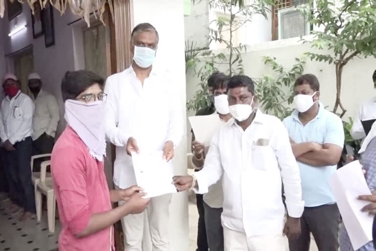 minister-harish-rao-distributes-cmrf-checks-in-siddipet