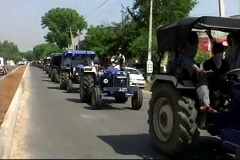 loharu farmers took out tractor rally in support of agricultural bills