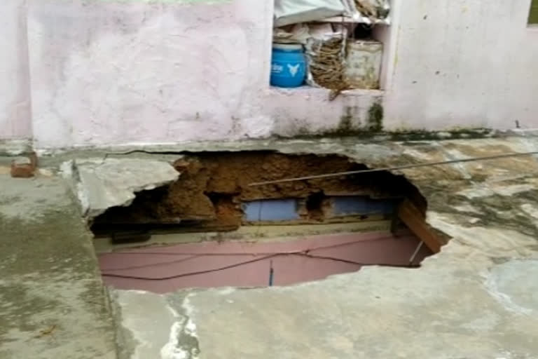 roof collapsed in varanasi