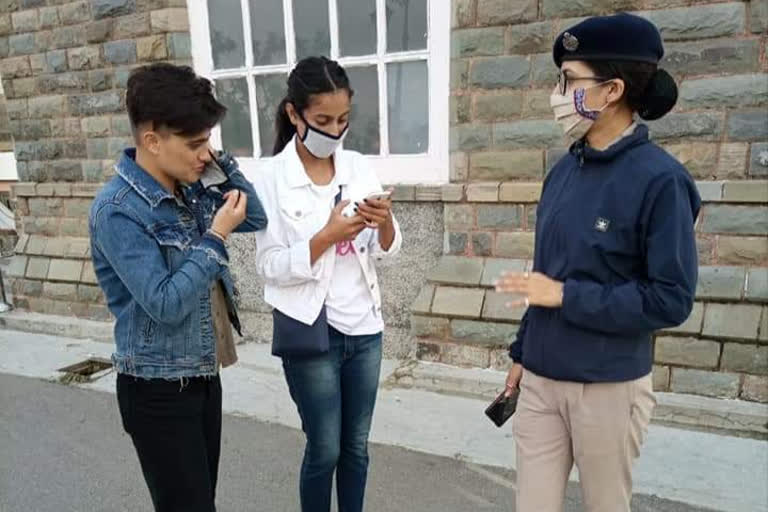 Police will be aware to  tourists to maintain social distancing in shimla