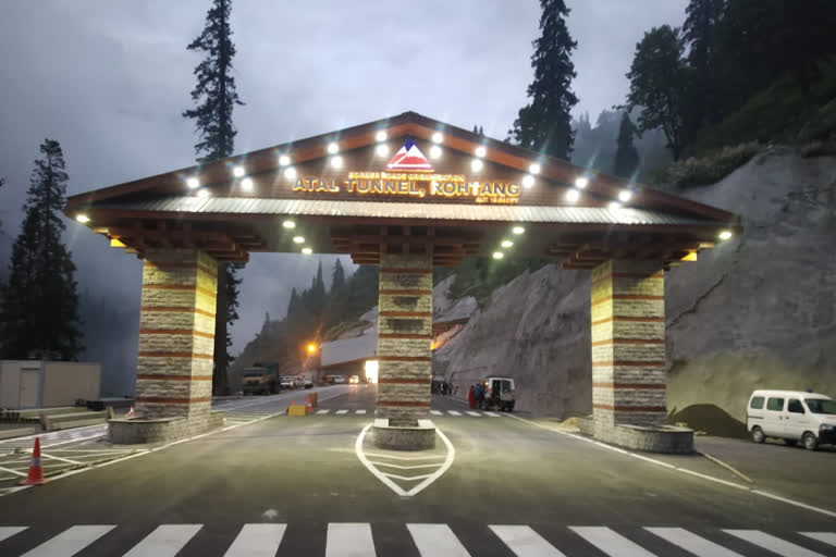 A bus full of elderly people will first cross the Atal Tunnel