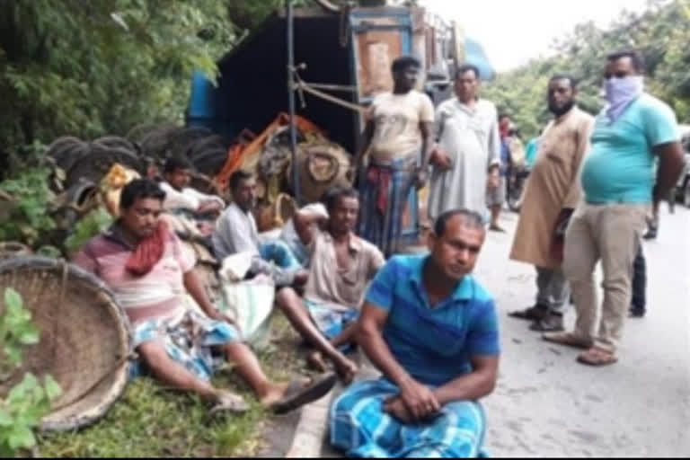 all workers are injured due to overturning truck in dhanbad