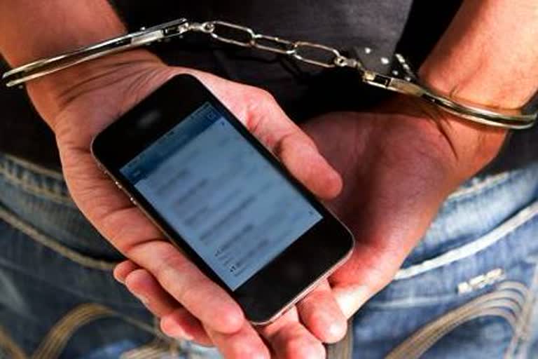 accused who bought stolen mobiles