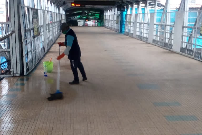 clean train theme organized on sixth day of swachhta oakhwara in raipur rail division