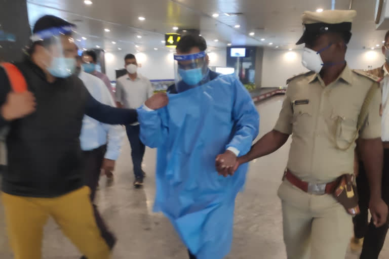 Bengaluru serial bomb blast accused  serial bomb blast accused brought in Kempegowda International Airport  ACP arrest serial bomb blast accused in Kochi  accused brought to Devanahalli  ബംഗളൂരു സീരിയല്‍ സ്ഫോടനം  12 വർഷത്തിന് ശേഷം പ്രതി അറസ്റ്റില്‍