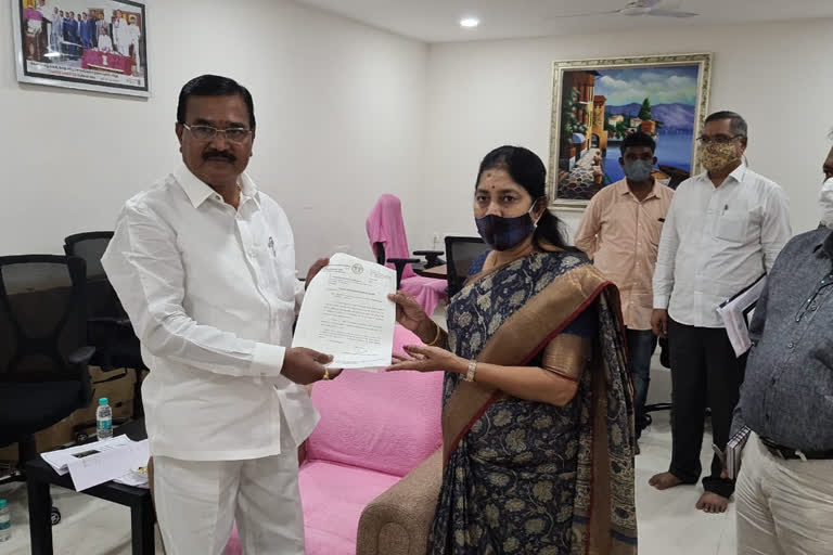 MLA Gongidi Sunitha Meets Minister Niranjan Reddy