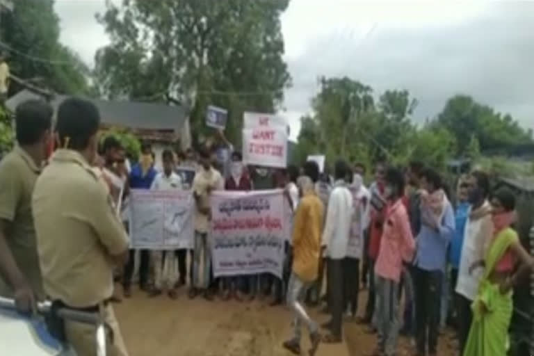 Relakayalapally Villagers attempted to storm the police station