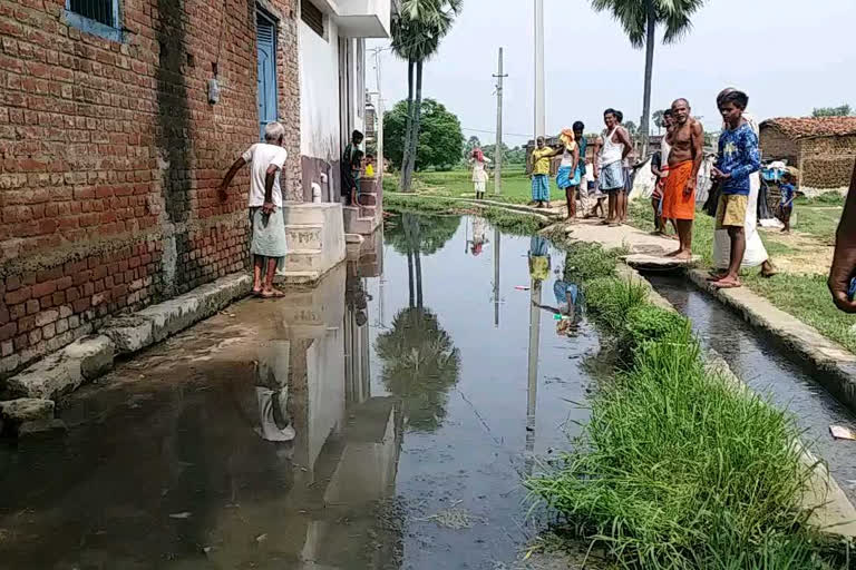 road turned into lake due to drainage water in atarpura village of patna