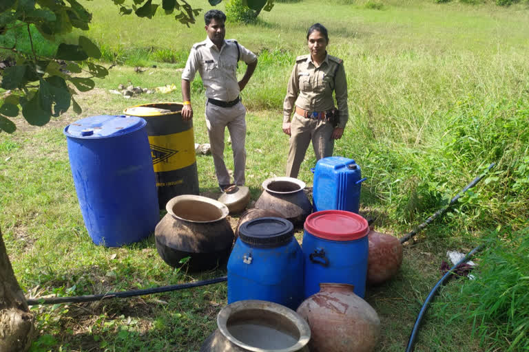 Excise team raids, seized 1300 kg mahua with 40 liters of liquor