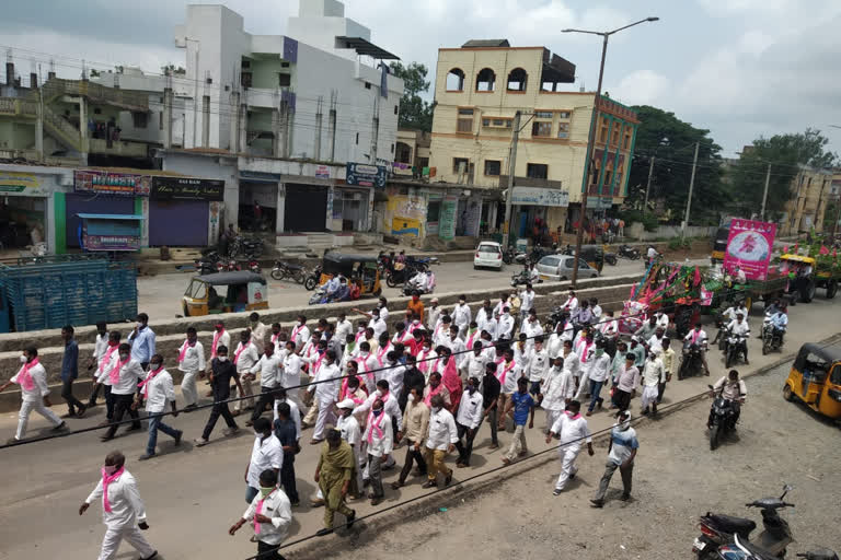 వ్యవసాయ బిల్లుకు వ్యతిరేకంగా ట్రాక్టర్లతో ర్యాలీ