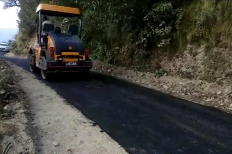 Work of laying coal tar on Mohri Kuthar Marg chamba