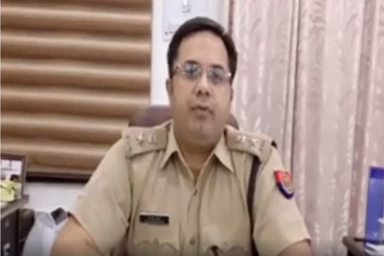 जानकारी देते वरिष्ठ पुलिस अधीक्षक गौरव ग्रोवर .