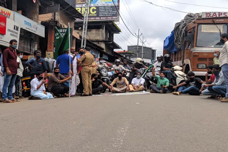 വിവാഹ വാഗ്‌ദാനം നൽകി പീഡനം  യൂത്ത് ലീഗ് പ്രവർത്തകർ പ്രതിഷേധം  മക്കരപ്പറമ്പിൽ റോഡ് ഉപരോധം  youth league protest  youth league protest malappuram