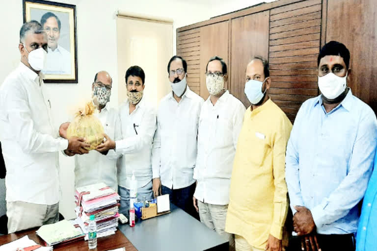 పెండింగ్‌లోని జీతాలు, డీఏలు ఇప్పించండి: టీఎన్జీవో నేతలు