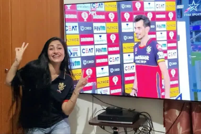 ipl 2020 yuzvendra chahal becomes man of the match fiance dhanashree verma reaction on unique style