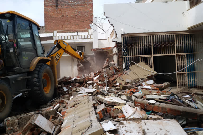 demolishes building owned by mafia don atique ahmed