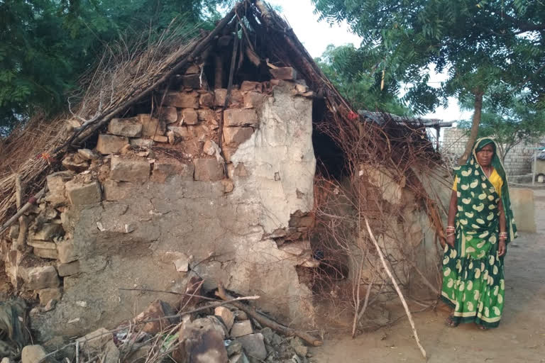 villagers-forced-to-live-in-a-hut-in-shivpuri