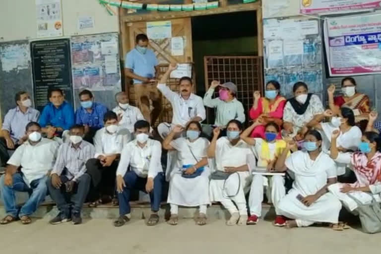 asha workers protest at warangal against harassment on nursing staff