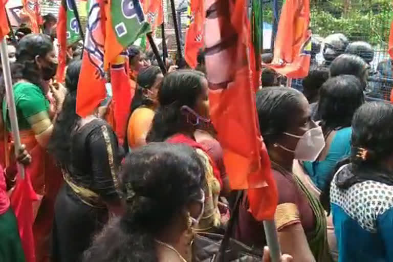 ആലപ്പുഴ  alappuzha  mahila morcha  മുഖ്യമന്ത്രി പിണറായി വിജയൻ  ബാരിക്കേഡ്  mahila morcha  alappuzha  march  bjp