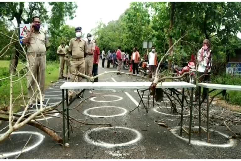 Farmers' road strike against the crop insurance company