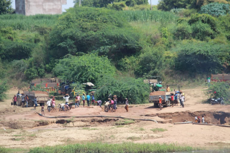 Illegal excavation of sand in broad daylight in Pali Sindh River Ghat