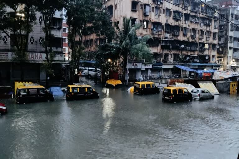 Mumbai rains : Waterlogging disrupts rail, road traffic
