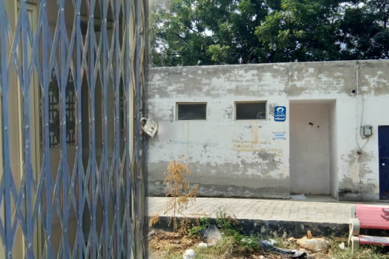 MCD toilet in park at nangli village is locked which become problem in delhi