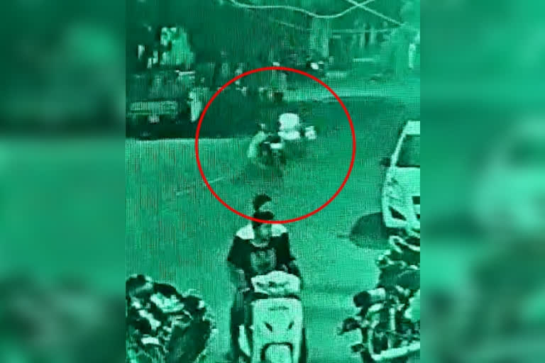 Two killed in road accident, Two killed in road accident at Hyderabad, Hyderabad bike accident, Hyderabad bike accident news, Hyderabad bike accident 2020 news, Hyderabad abids bike accident, ರಸ್ತೆ ಅಪಘಾತದಲ್ಲಿ ಇಬ್ಬರು ಸಾವು, ಹೈದರಾಬಾದ್​ನಲ್ಲಿ ರಸ್ತೆ ಅಪಘಾತದಲ್ಲಿ ಇಬ್ಬರು ಸಾವು, ಹೈದರಾಬಾದ್​ ಬೈಕ್​ ಅಪಘಾತ, ಹೈದರಾಬಾದ್​ ಬೈಕ್​ ಅಪಘಾತ 2020, ಹೈದರಾಬಾದ್​ ಬೈಕ್​ ಅಪಘಾತ 2020 ಸುದ್ದಿ, ಹೈದರಾಬಾದ್ ಅಬಿಡ್ಸ್​​ ಬೈಕ್​ ಅಪಘಾತ,