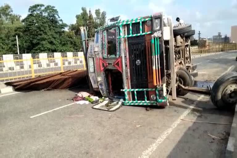 धौलपुर न्यूज, धौलपुर में ट्रक पलटा, Truck overturns in Dhaulpur