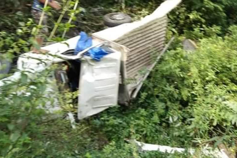 Pickup fell in deep gorge near Matnali solan