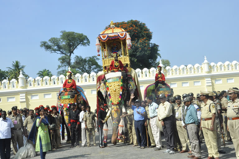 ಚಿನ್ನದ ಅಂಬಾರಿ ಹೊತ್ತ ಆನೆಗಳು