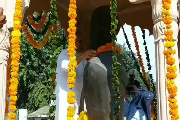 rao inderjit singh pays tribute to martyrs in rewari