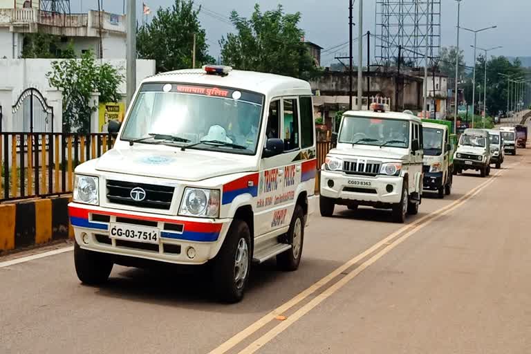 police-conduct-flag-march-to-maintain-peace-amid-corona-infection-in-jashpur