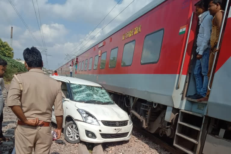 thief drove the car on delhi Lucknow railway track in ghaziabad kavi nagar