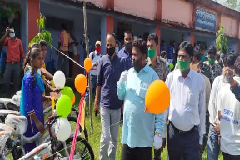 education-minister-distributed-bike-and-bicycle-among-students-in-bokaro