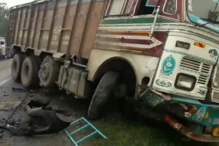 accident between truck and car in ramgarh, रामगढ़ में ट्रक और कार में जोरदार भिड़ंत