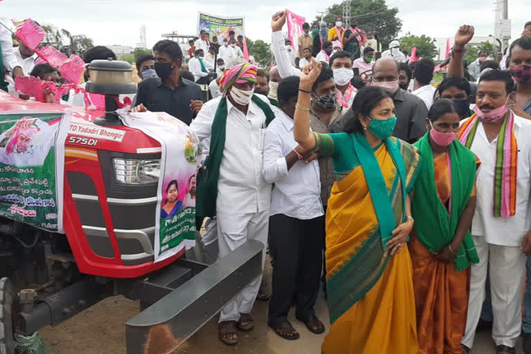 mla gongidi sunitha started tractor rally in yadagirigutta